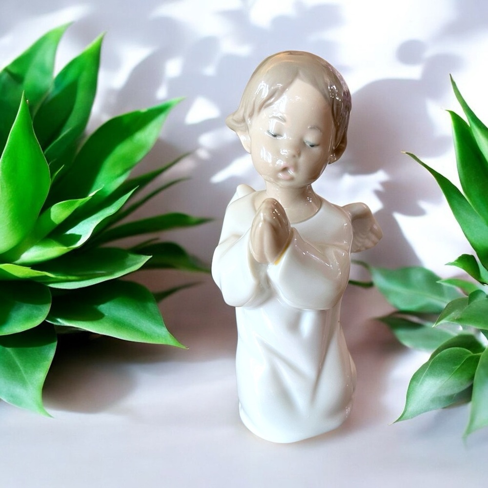 Lladró Angel Praying Figurine #4962 - Picture 10 of 16